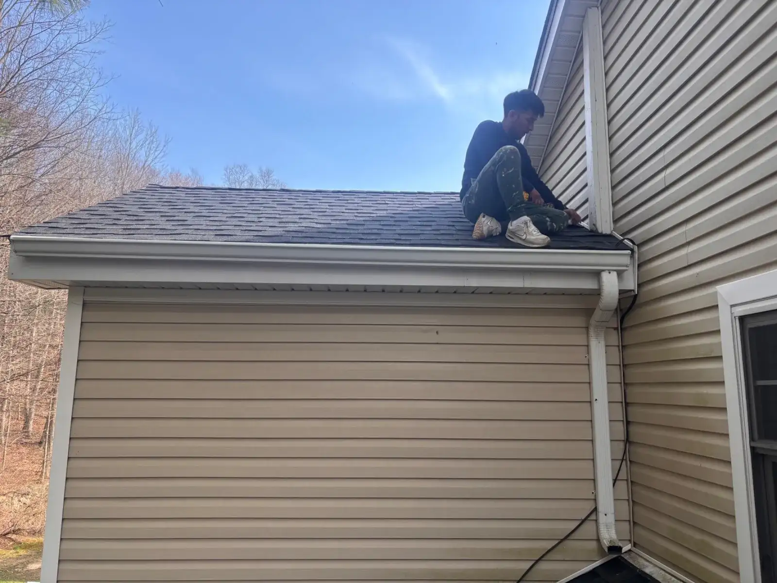 Installing self-regulating gutter heating cable for ice dams