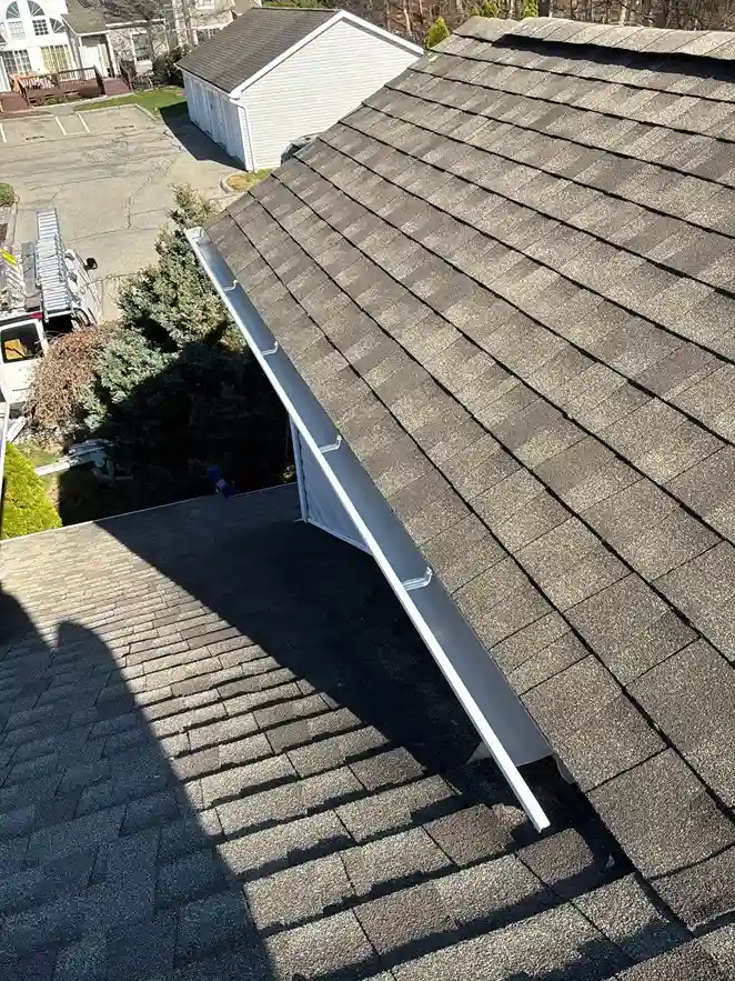 Installing white aluminum soffit and fascia panel integration